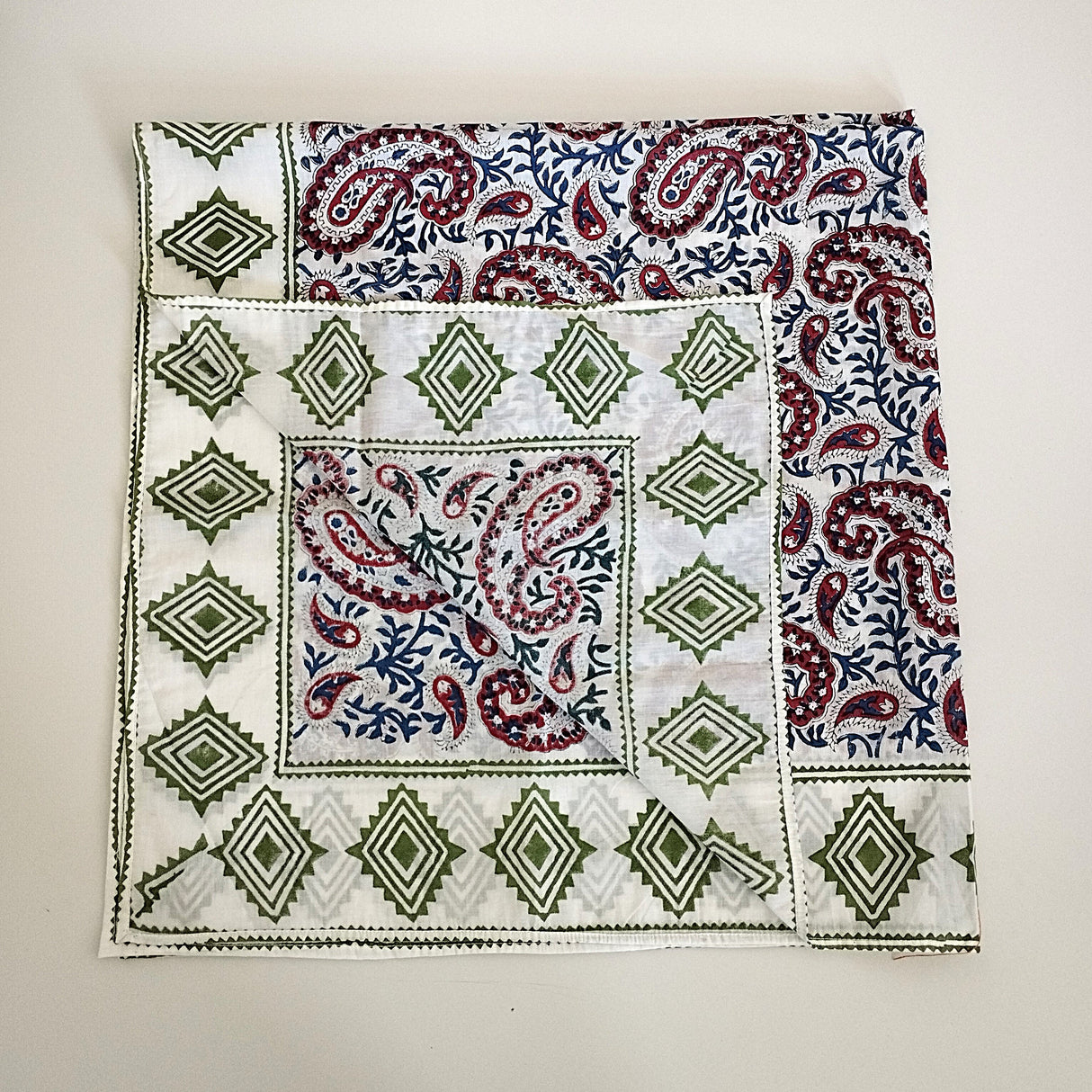 Einzelstück Boho Halstuch mit Paisley- Muster in Blau & Rot