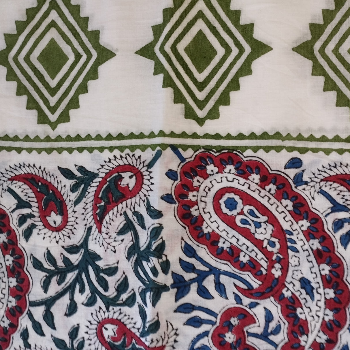 Einzelstück Boho Halstuch mit Paisley- Muster in Blau & Rot