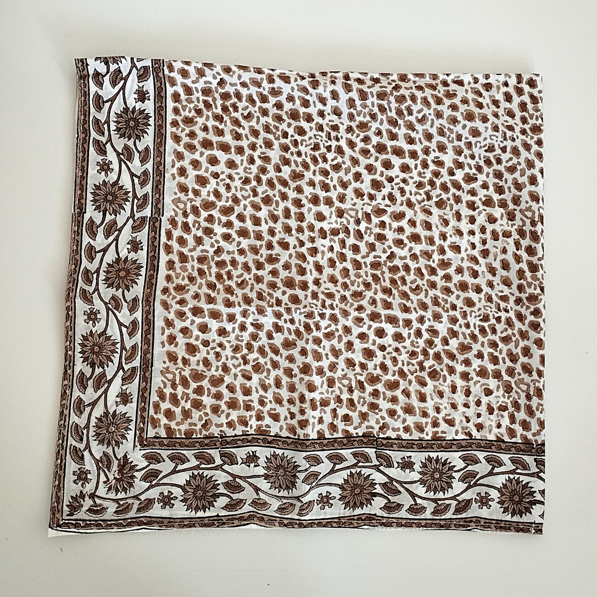 Einzelstück Boho Halstuch mit braunem Leo- Muster