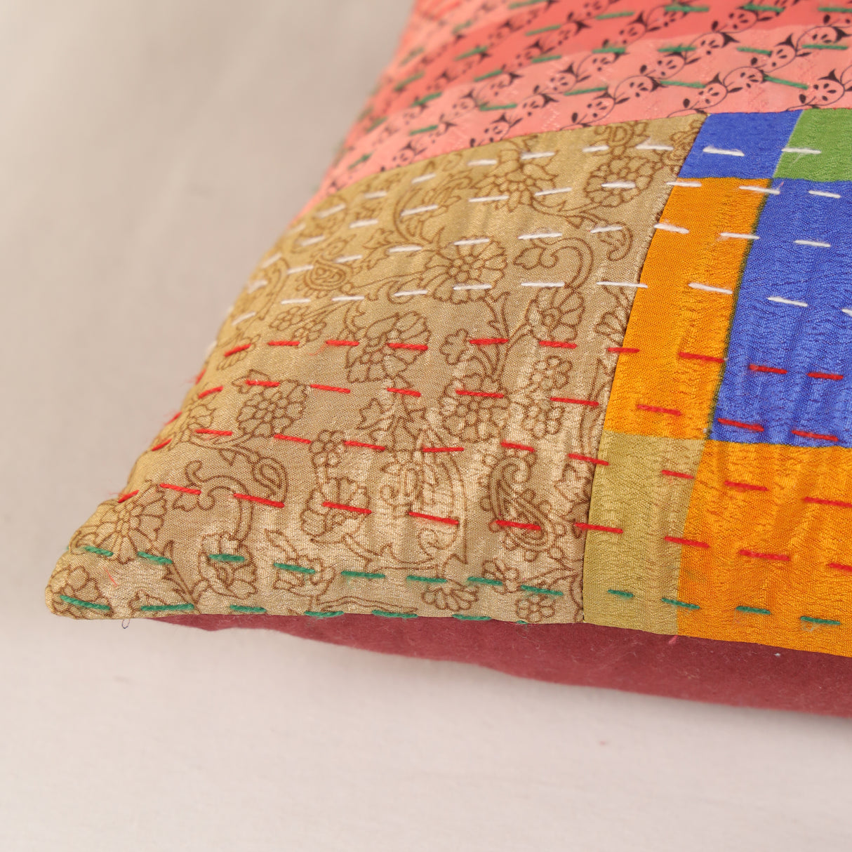 Zierkissenhülle 40 x 40 cm im Kantha Stil aus recyceltem Sari Stoff