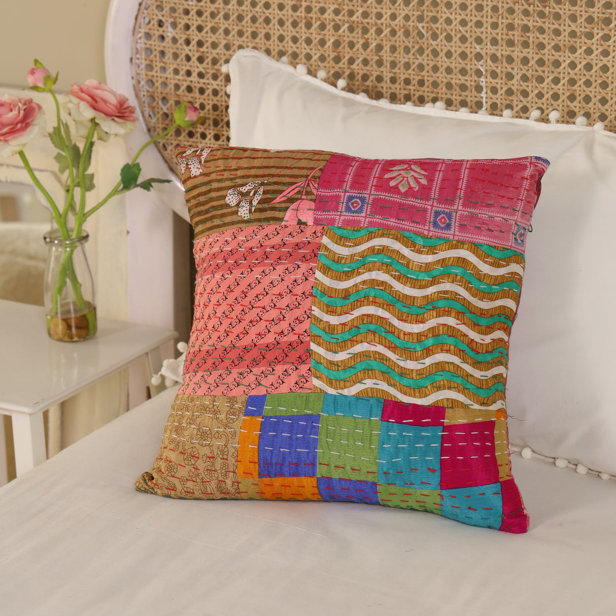 Zierkissenhülle 40 x 40 cm im Kantha Stil aus recyceltem Sari Stoff