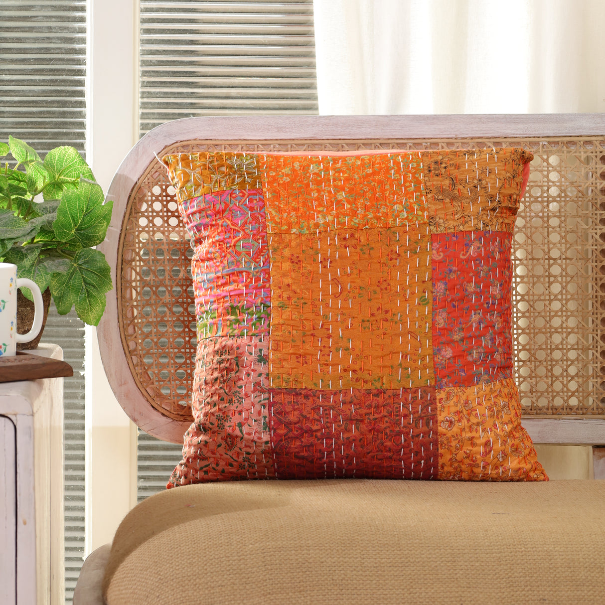 Zierkissenhülle 40 x 40 cm im Kantha Stil aus recyceltem Sari Stoff