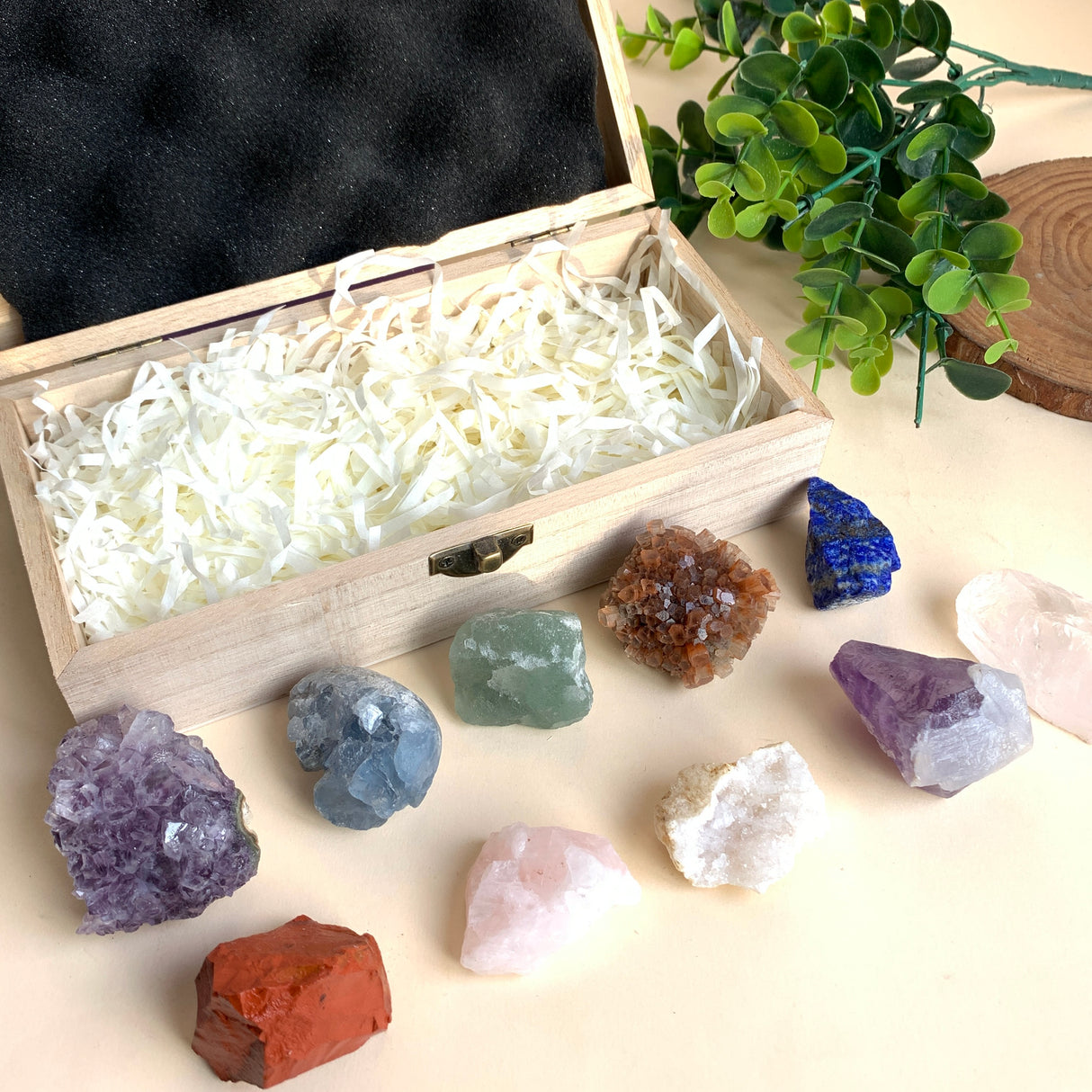 Kristall Geschenkbox offene Holzbox mit Papierfüllung und ausgelegten Rohkristallen für Rituale und Meditation