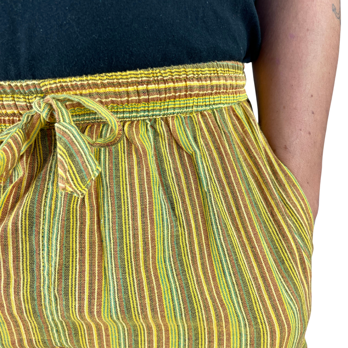 Kurze Hippie Hose Fischerstoff Stil gelb Unisex alternative Mode aus Nepal Hippiestyle fair gehandelt von Karmandala