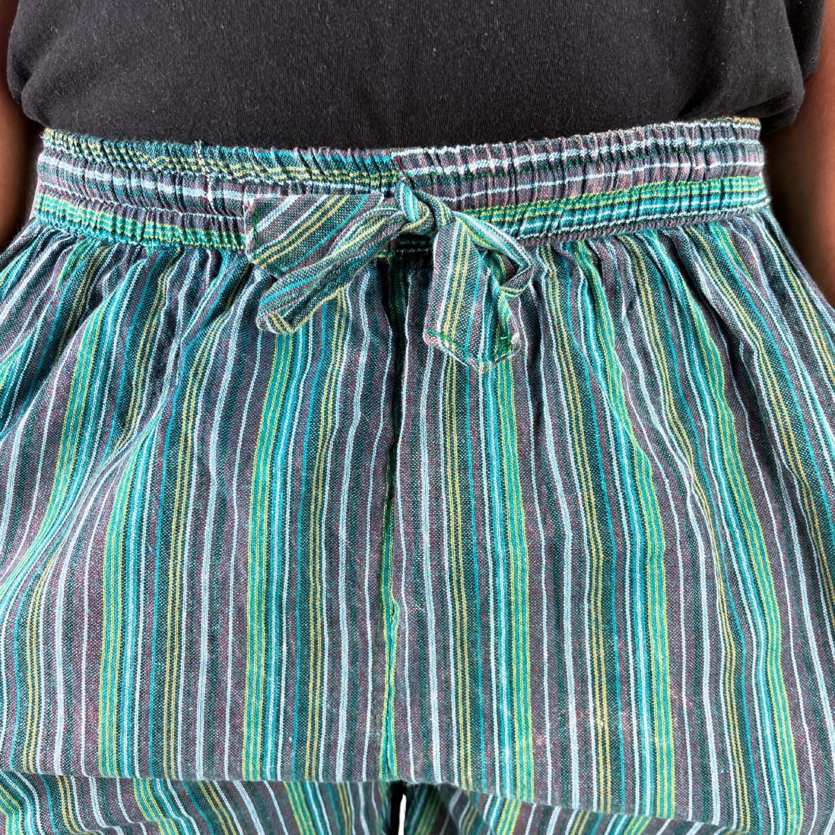 Kurze Hose Fischerstoff Stil grün Unisex alternative Mode aus Nepal Hippiestyle fair gehandelt von Karmandala