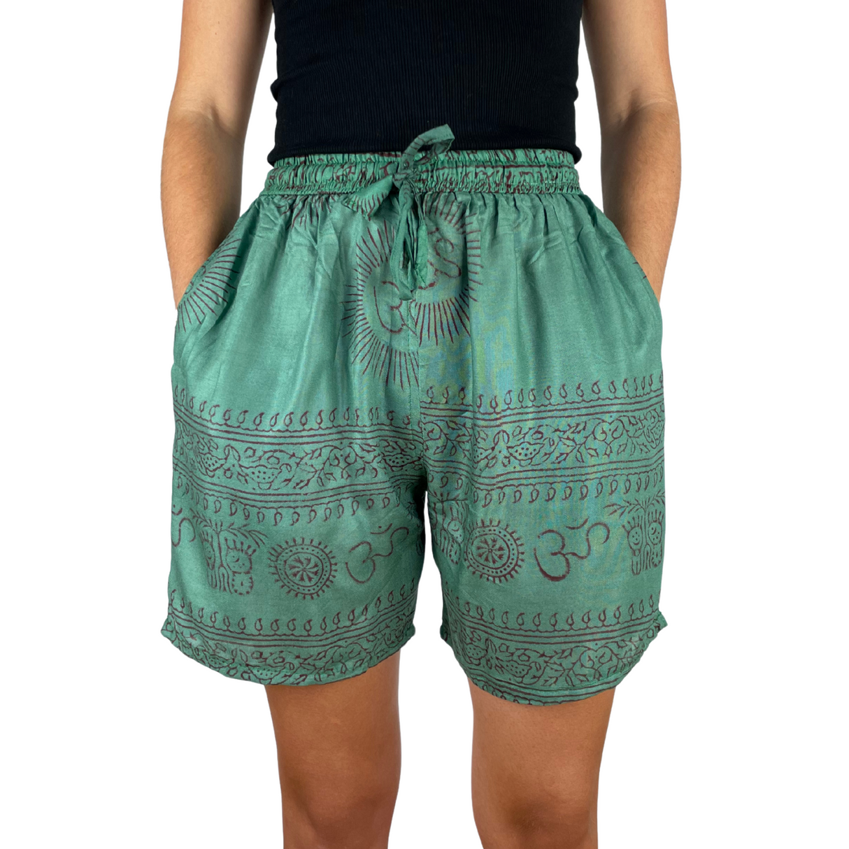 Kurze Sommerhose Ram Nami Grün - leichte Shorts Unisex alternative Hippie Mode für Yoga und Meditation fair gehandelt