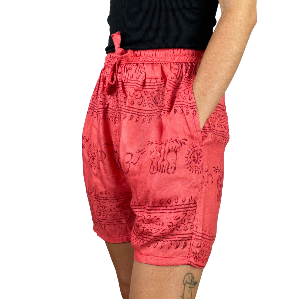 Kurze Sommerhose Ram Nami Rot - leichte Shorts Unisex alternative Hippie Mode für Yoga und Meditation fair gehandelt