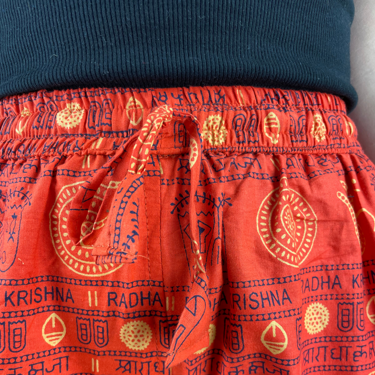 Kurze Sommerhose Orange Om Zeichen Shorts indische Kleidung fair gehandelt