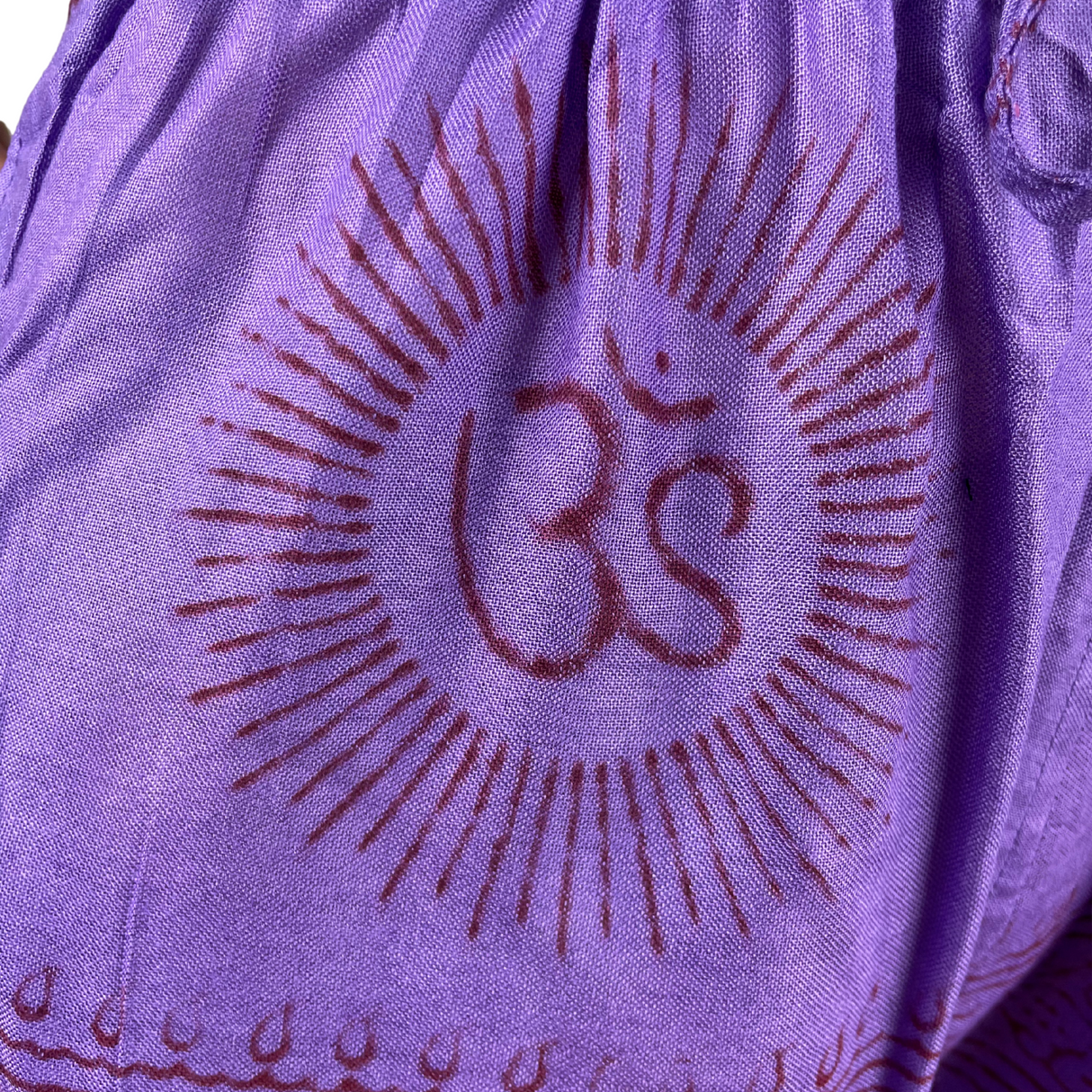 Kurze Sommerhose Ram Nami Lila - leichte Shorts Unisex alternative Hippie Mode für Yoga und Meditation fair gehandelt