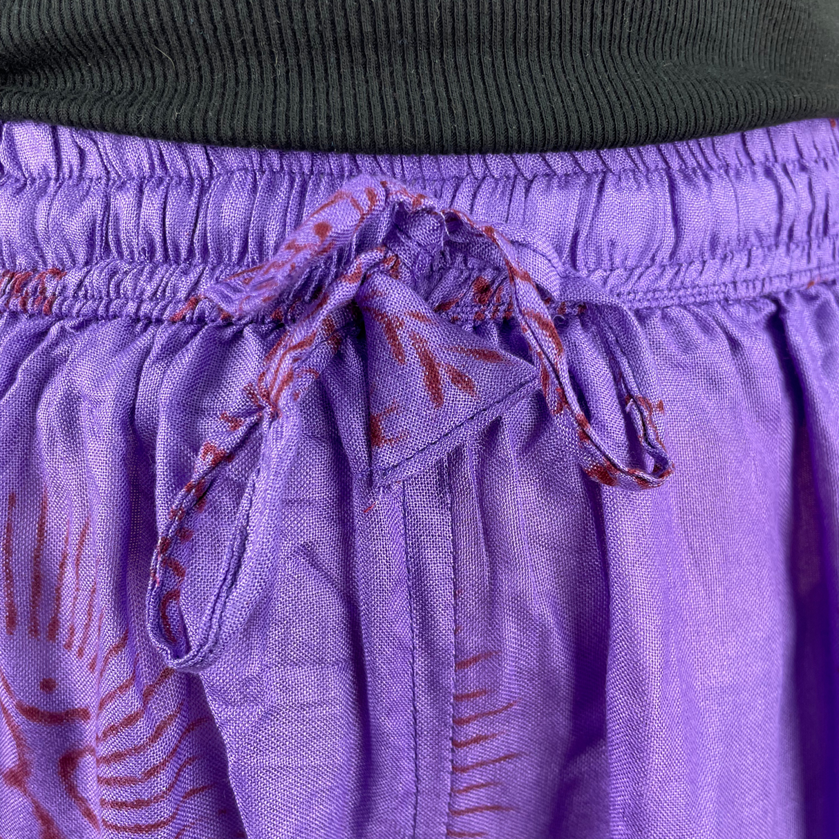 Kurze Sommerhose Ram Nami Lila - leichte Shorts Unisex alternative Hippie Mode für Yoga und Meditation fair gehandelt