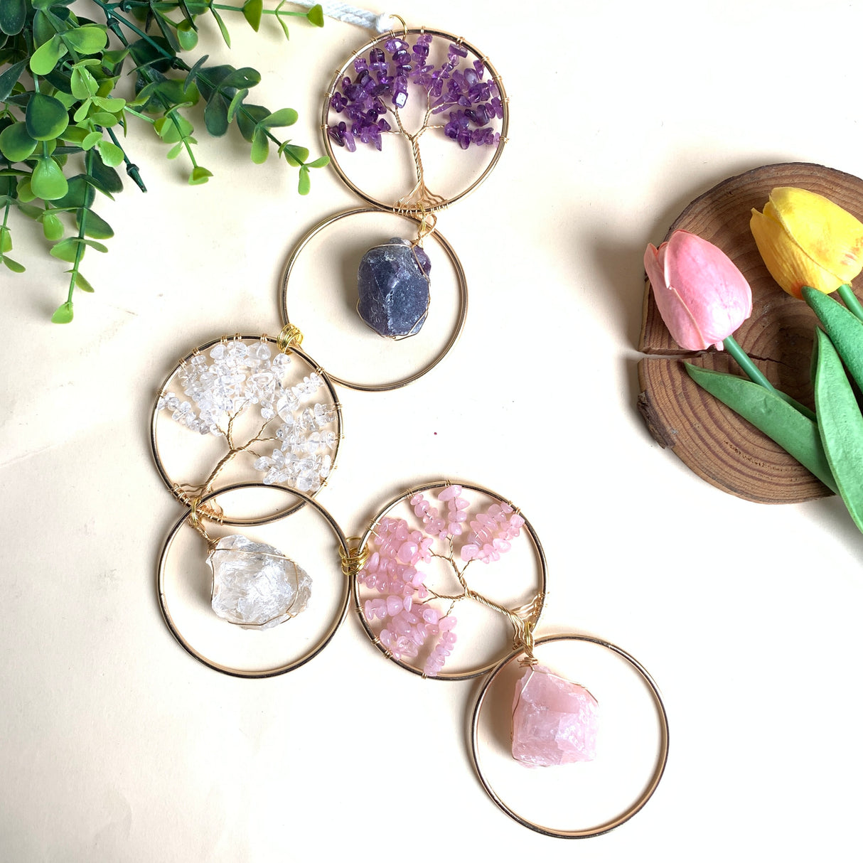 Lebensbaum-Sonnenfänger (60cm) für Fenster, mit mehreren Natur-Rohsteinen, darunter Amethyst, Bergkristall und Rosenquarz.