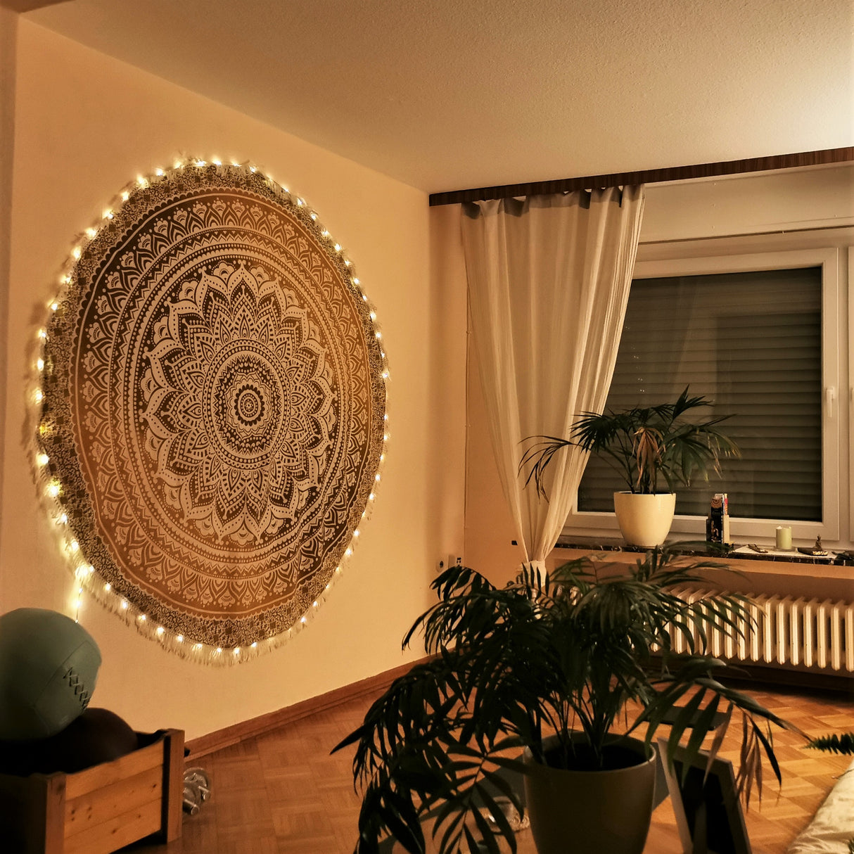 Rundes Strandtuch mit Ombre Mandala in ocker braun an der Wand
