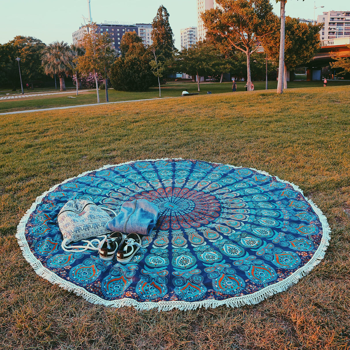 Strandtuch rundes Mandala Tuch Pfauenfeder blau türkis im Park