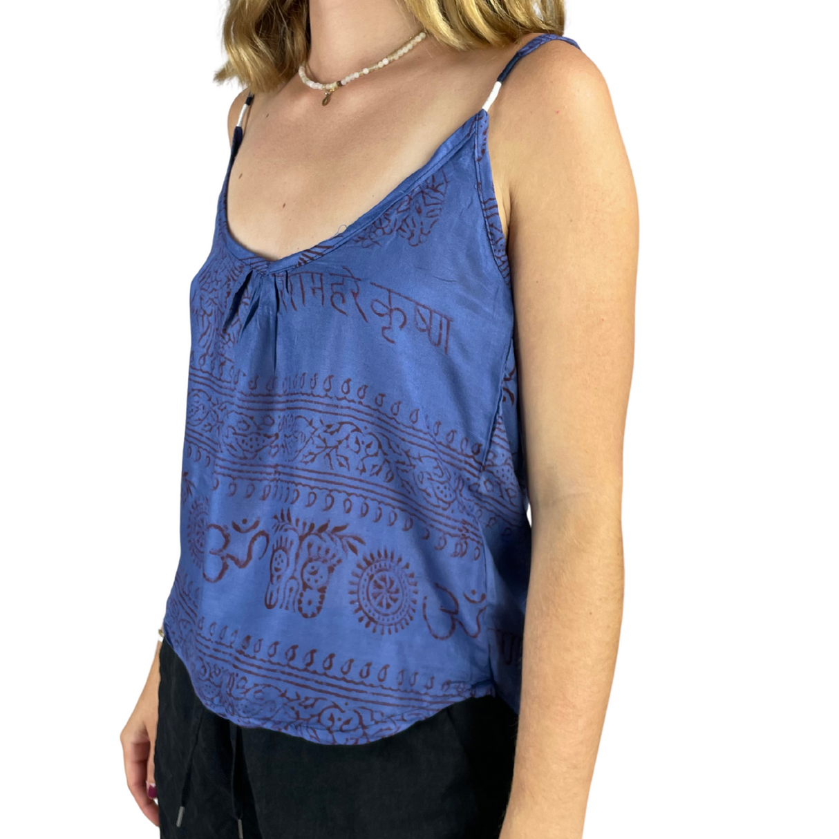 Leichtes Sommertop in Blau mit spirituellem Muster