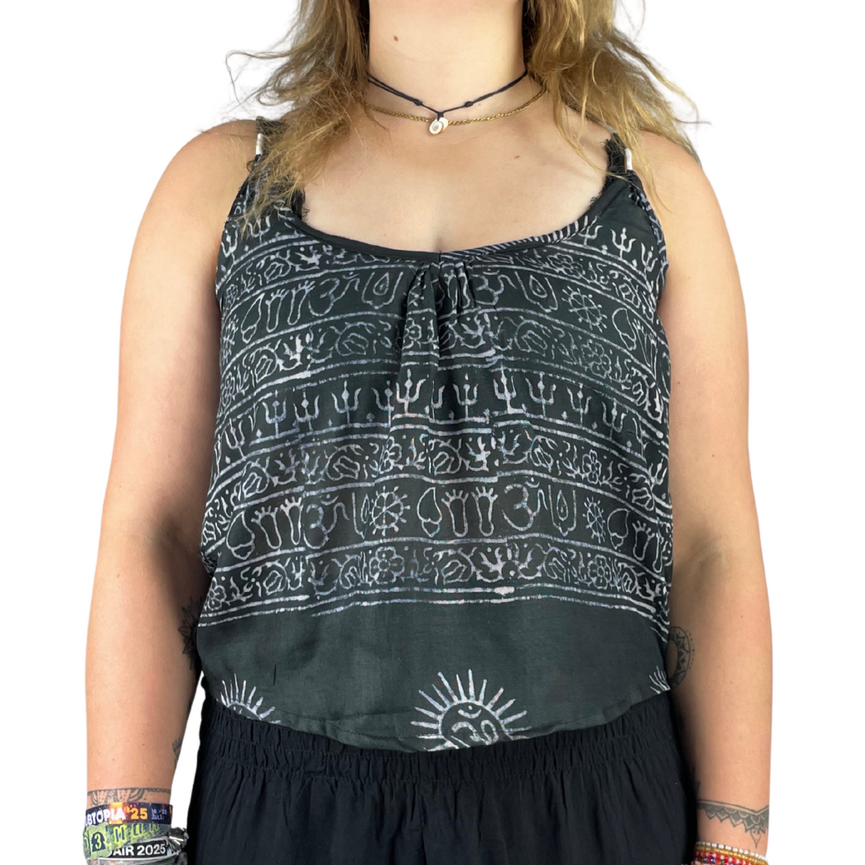 Leichtes Sommertop in Schwarz mit spirituellem Muster