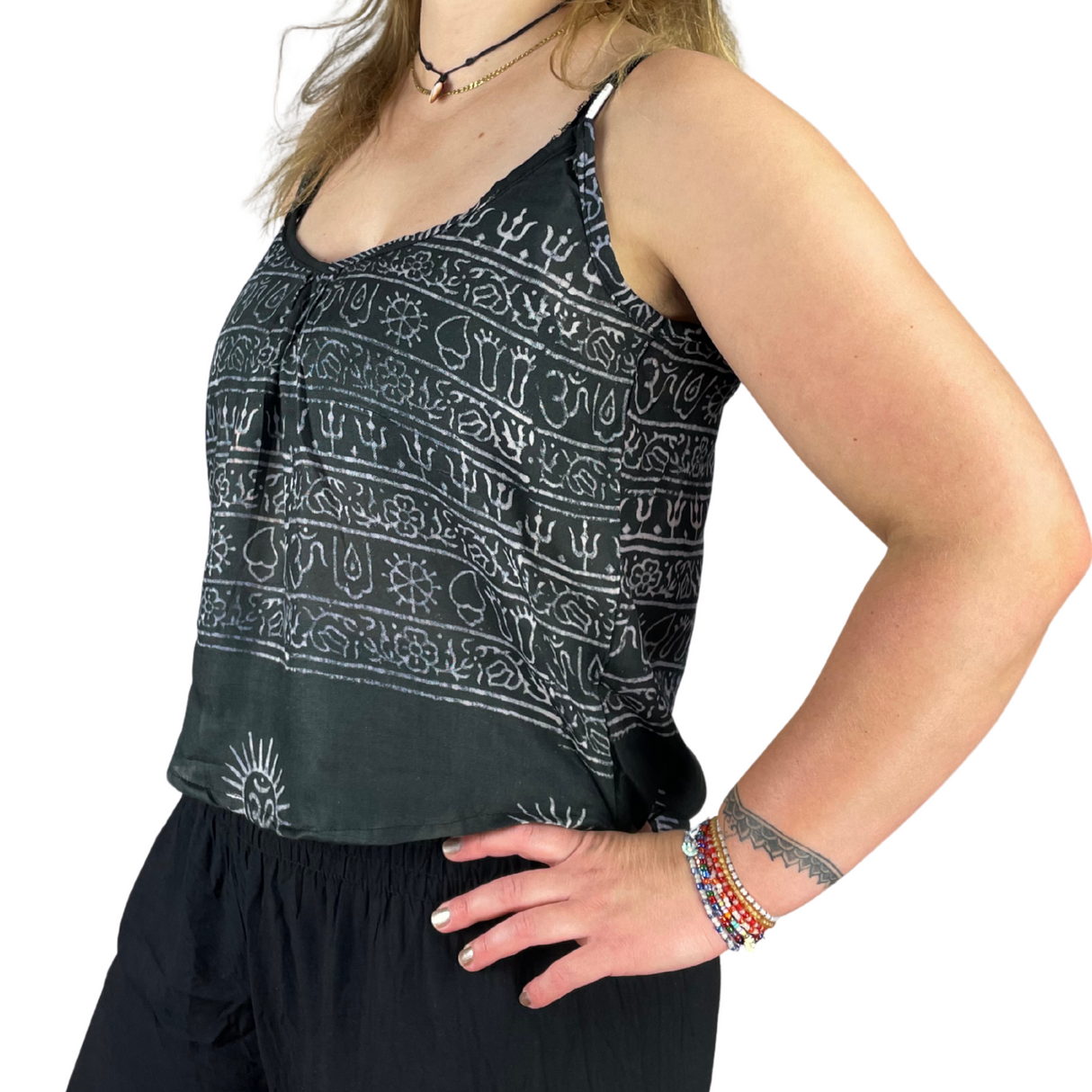 Leichtes Sommertop in Schwarz mit spirituellem Muster
