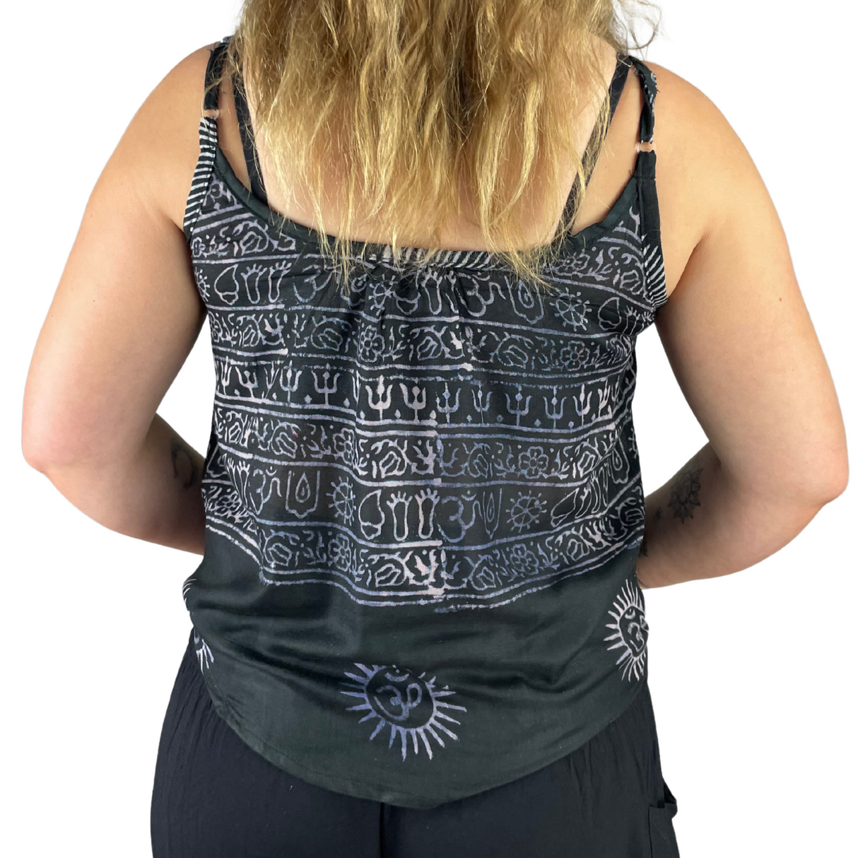 Leichtes Sommertop in Schwarz mit spirituellem Muster