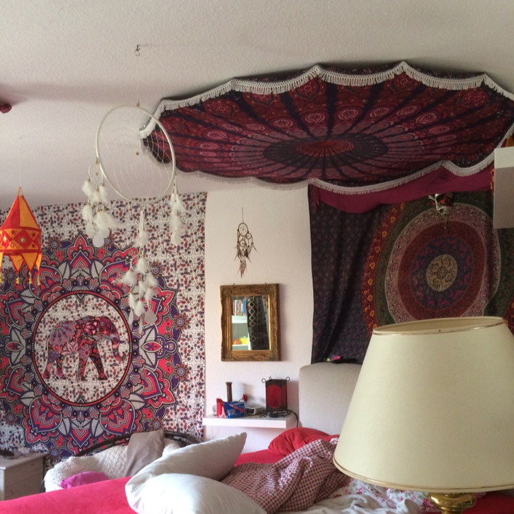 Rundes_Mandala_Tuch_an_der_Decke_als_Alternativer_Wandbehang