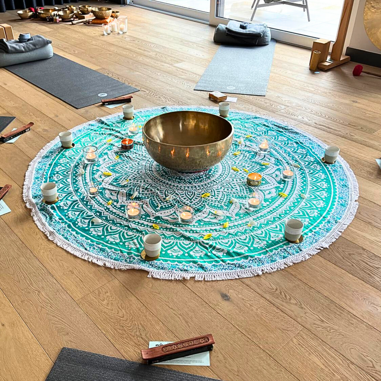 Rundes_Strandtuch_im_Zentrum_eines_Yoga-Kreises