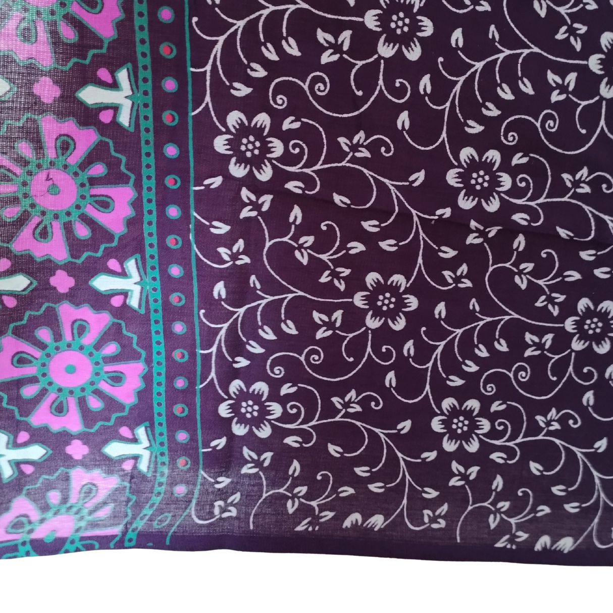 Sarong Pfauenfeder Mandala bordeaux rosa – dünnes Strandtuch für unterwegs