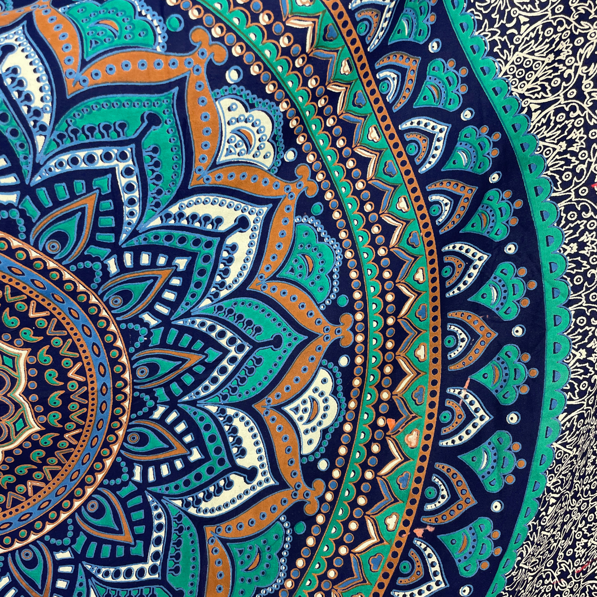Sarong Ombre Mandala Blau Türkis – dünnes Strandtuch aus Viskose im Boho Stil
