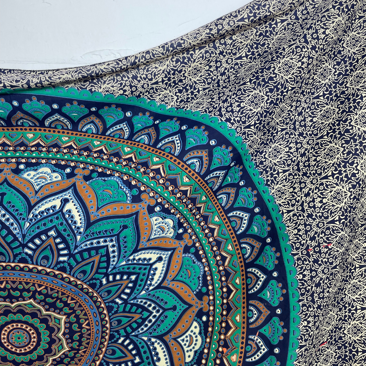 Sarong Ombre Mandala Blau Türkis – dünnes Strandtuch aus Viskose im Boho Stil