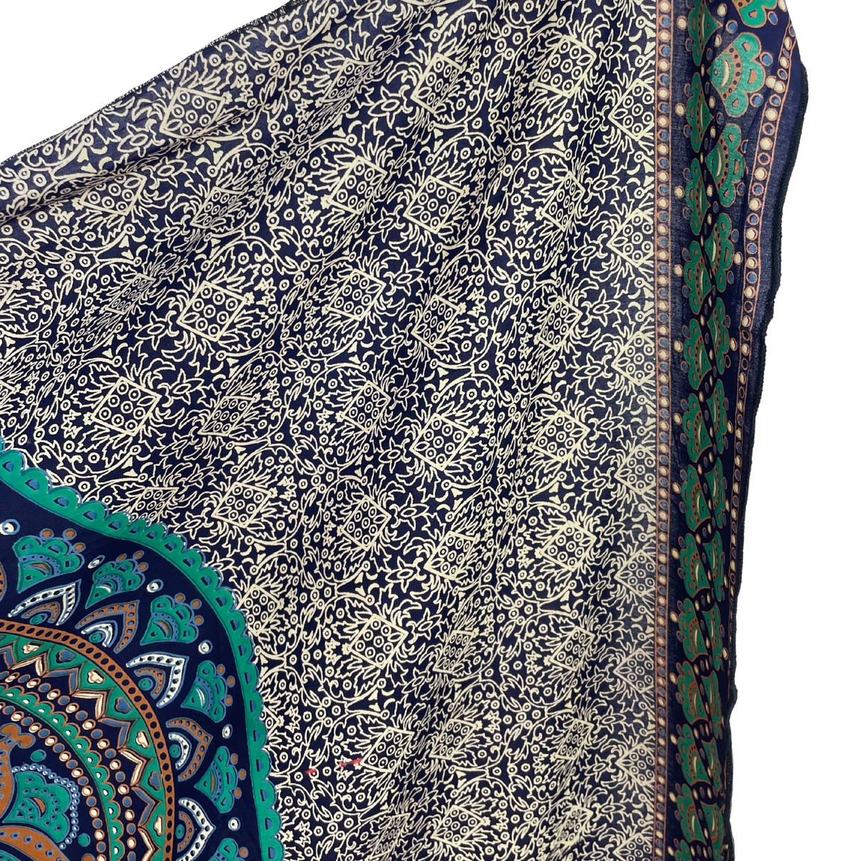 Sarong Ombre Mandala Blau Türkis – dünnes Strandtuch aus Viskose im Boho Stil