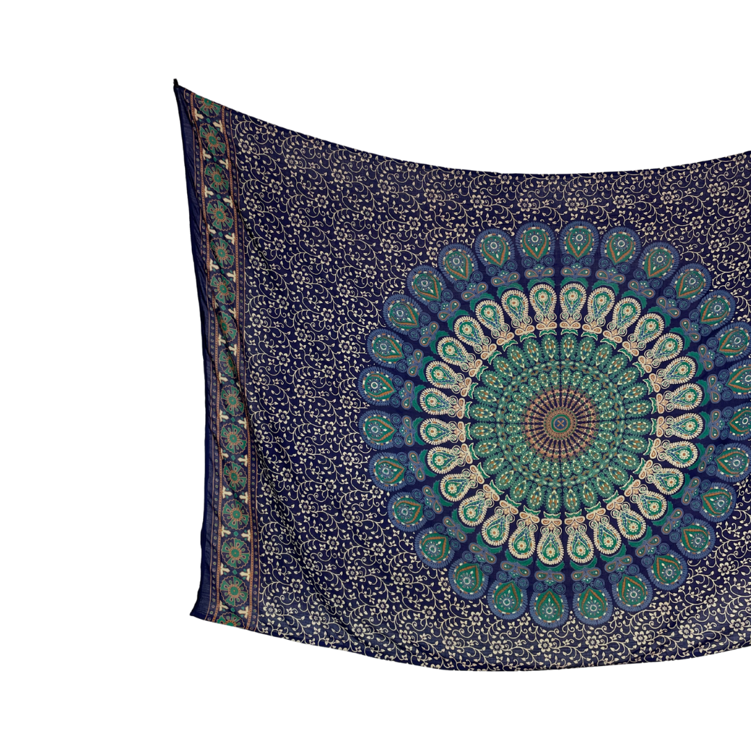Sarong Pfauenfeder Mandala blau – dünnes Strandtuch für unterwegs