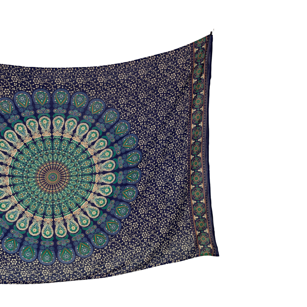 Sarong Pfauenfeder Mandala blau – dünnes Strandtuch für unterwegs
