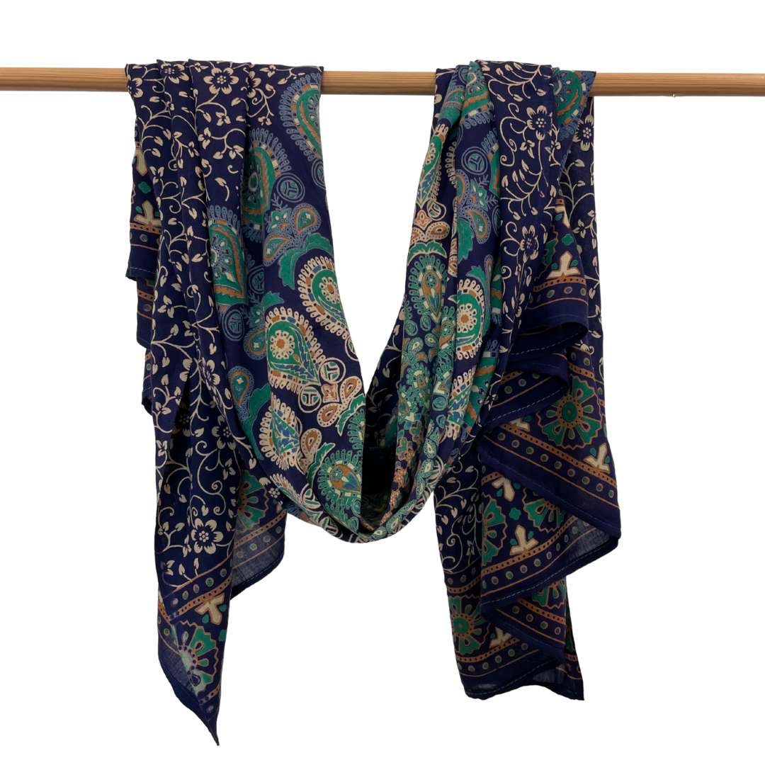 Sarong Pfauenfeder Mandala blau – dünnes Strandtuch für unterwegs