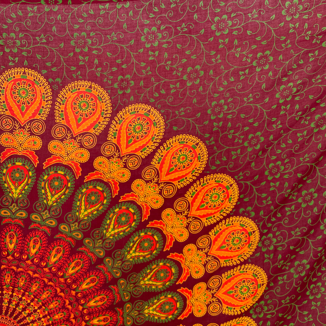 Sarong Pfauenfeder Mandala dunkelrot – dünnes Strandtuch für unterwegs
