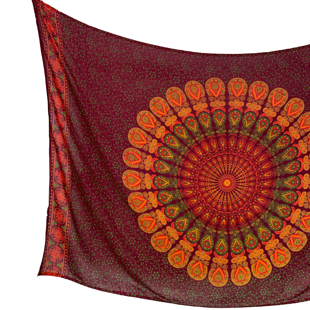 Sarong Pfauenfeder Mandala dunkelrot – dünnes Strandtuch für unterwegs