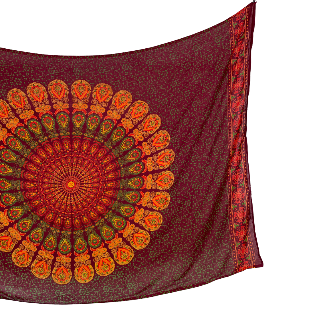 Sarong Pfauenfeder Mandala dunkelrot – dünnes Strandtuch für unterwegs