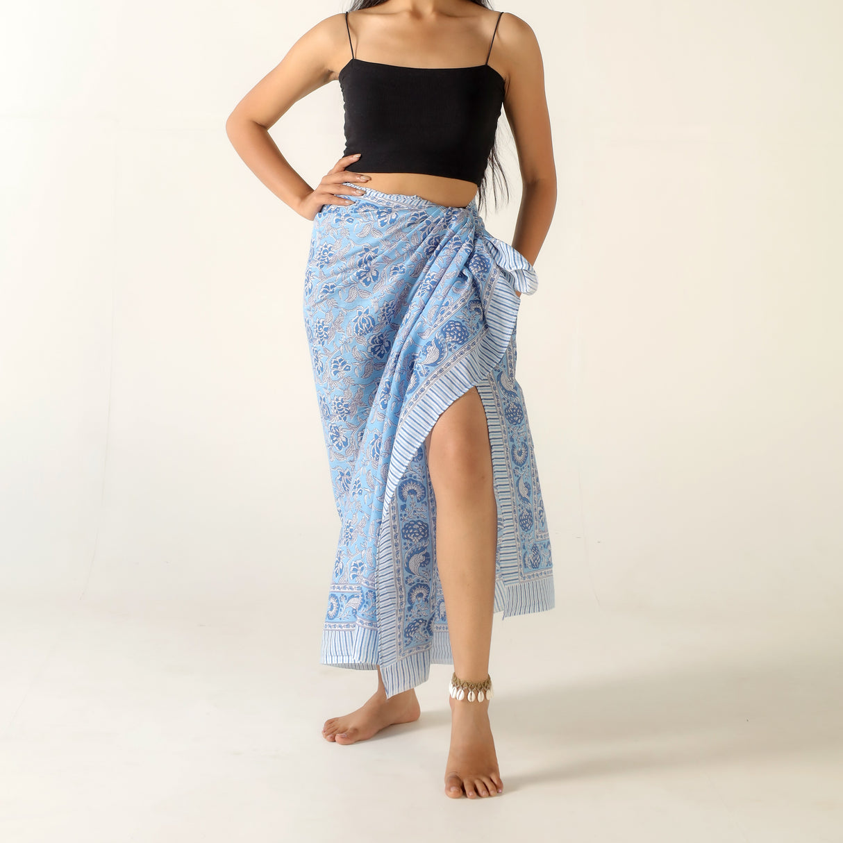 Sarong blaues Blumen Muster – dünnes Strandtuch aus Baumwolle im Boho Stil
