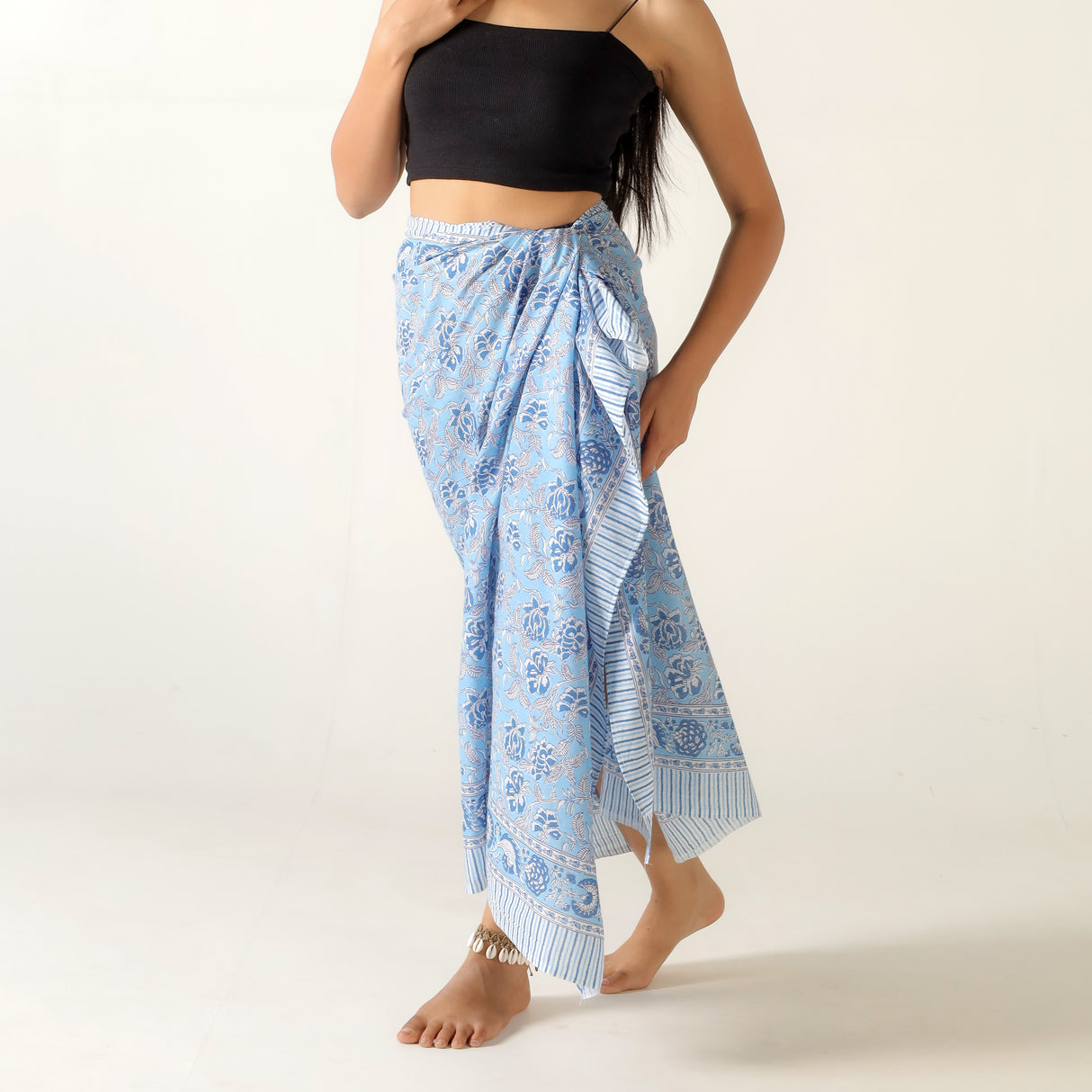 Sarong blaues Blumen Muster – dünnes Strandtuch aus Baumwolle im Boho Stil
