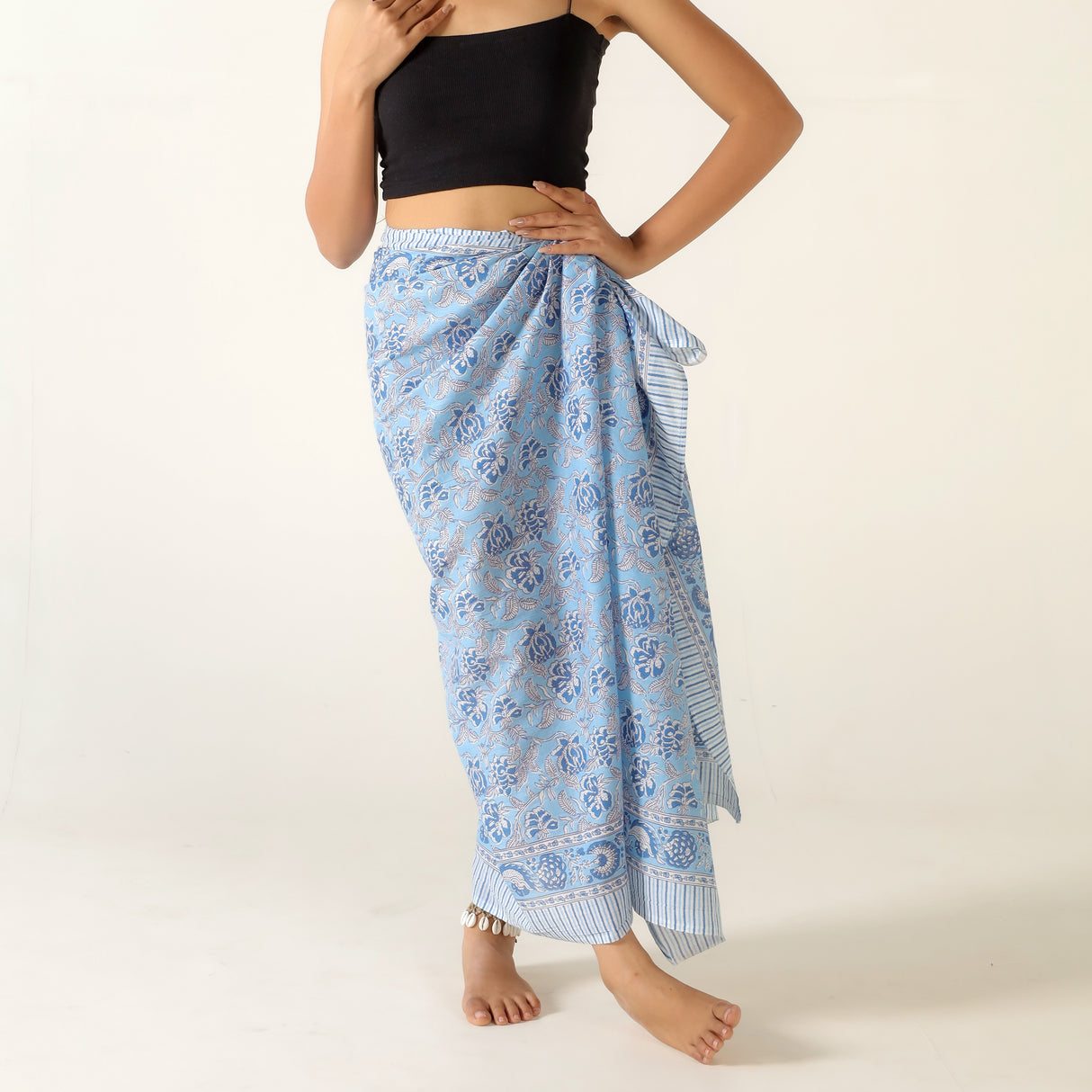 Sarong blaues Blumen Muster – dünnes Strandtuch aus Baumwolle im Boho Stil