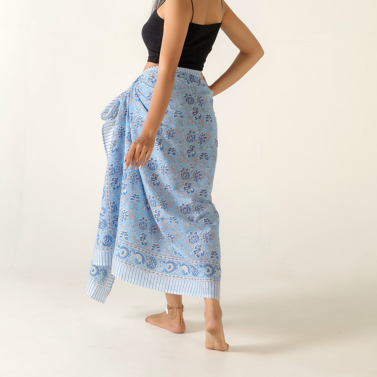 Sarong blaues Blumen Muster – dünnes Strandtuch aus Baumwolle im Boho Stil
