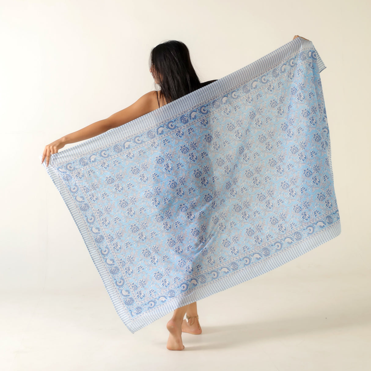 Sarong blaues Blumen Muster – dünnes Strandtuch aus Baumwolle im Boho Stil