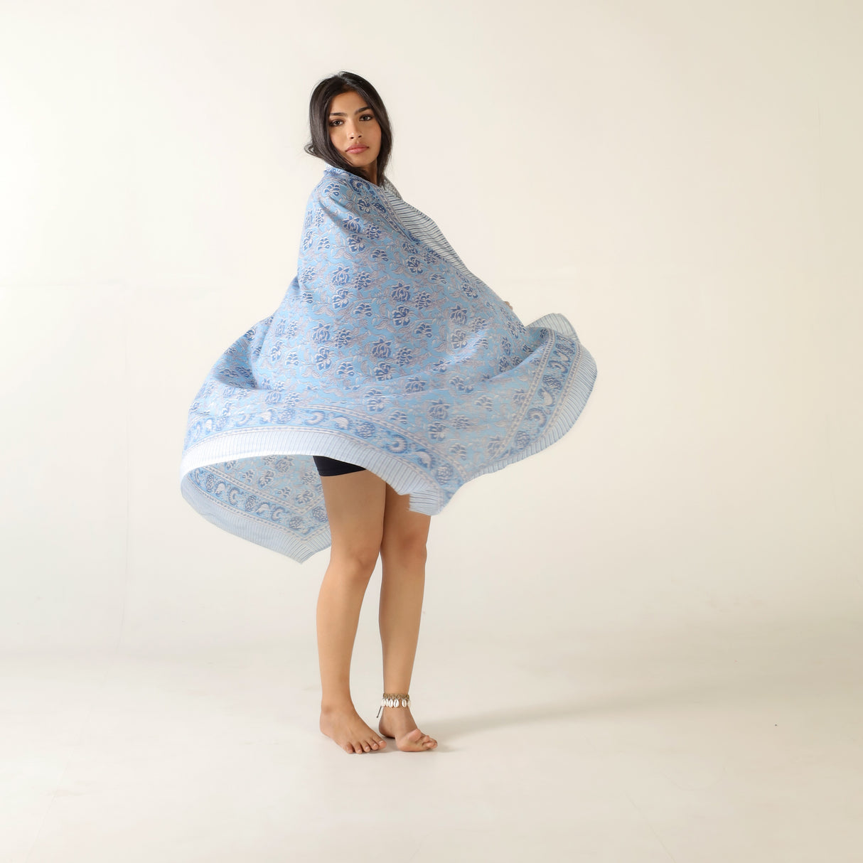 Sarong blaues Blumen Muster – dünnes Strandtuch aus Baumwolle im Boho Stil