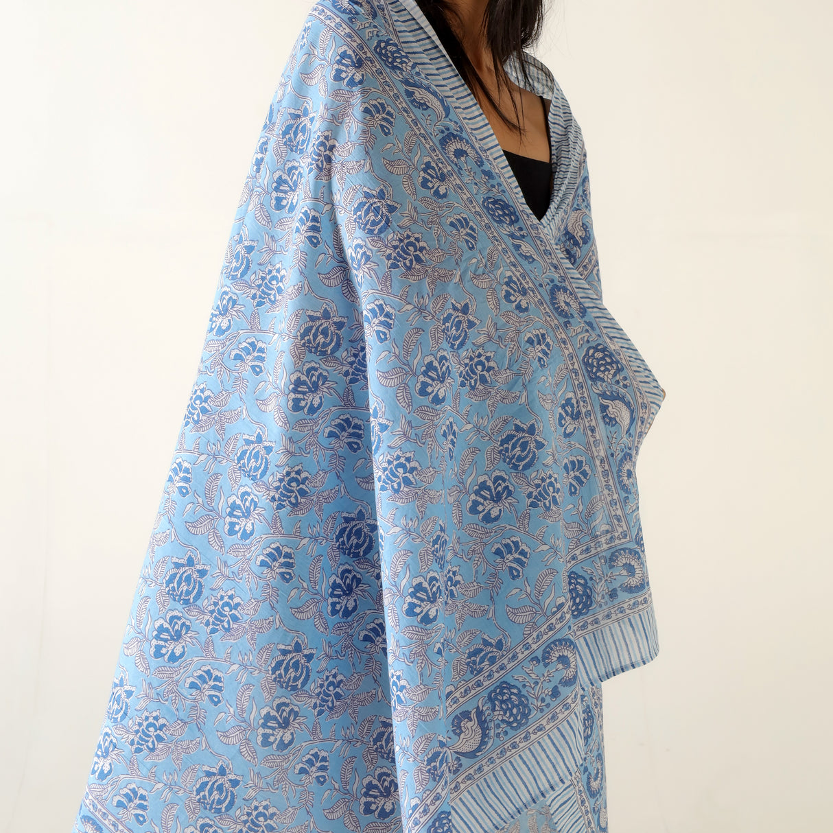 Sarong blaues Blumen Muster – dünnes Strandtuch aus Baumwolle im Boho Stil