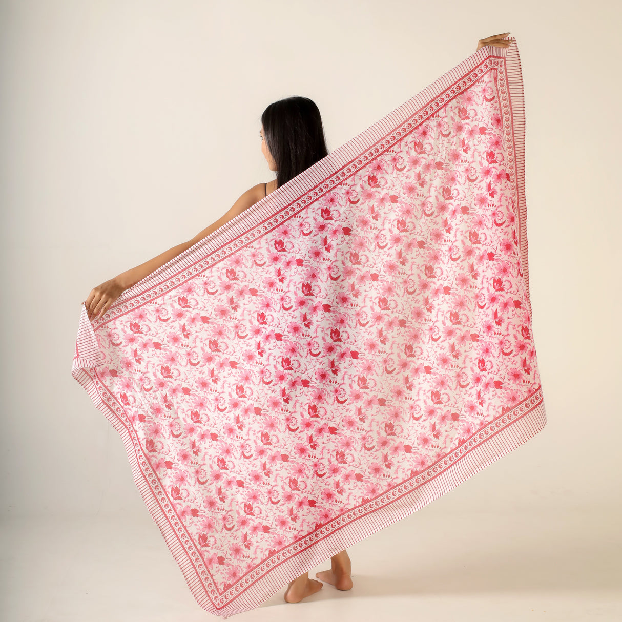 Sarong rosa Blumen Muster – dünnes Strandtuch aus Baumwolle im Boho Stil