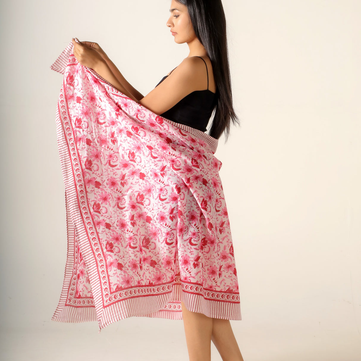 Sarong rosa Blumen Muster – dünnes Strandtuch aus Baumwolle im Boho Stil
