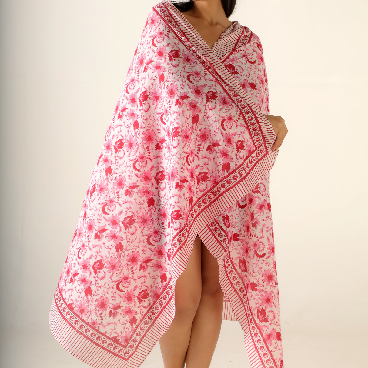 Sarong rosa Blumen Muster – dünnes Strandtuch aus Baumwolle im Boho Stil