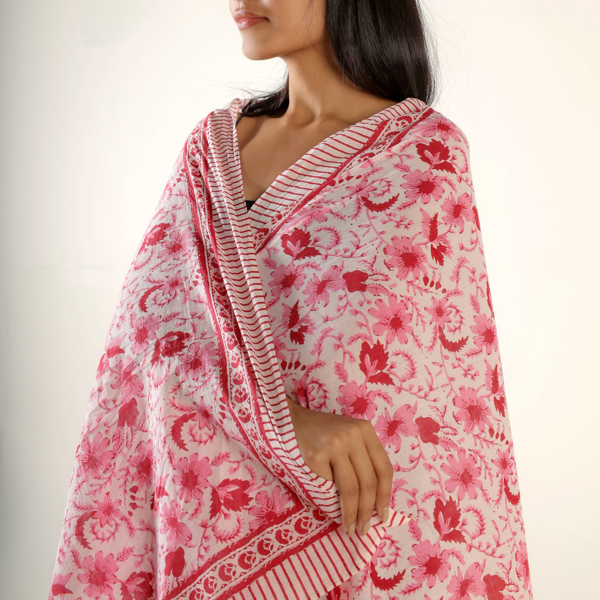 Sarong rosa Blumen Muster – dünnes Strandtuch aus Baumwolle im Boho Stil