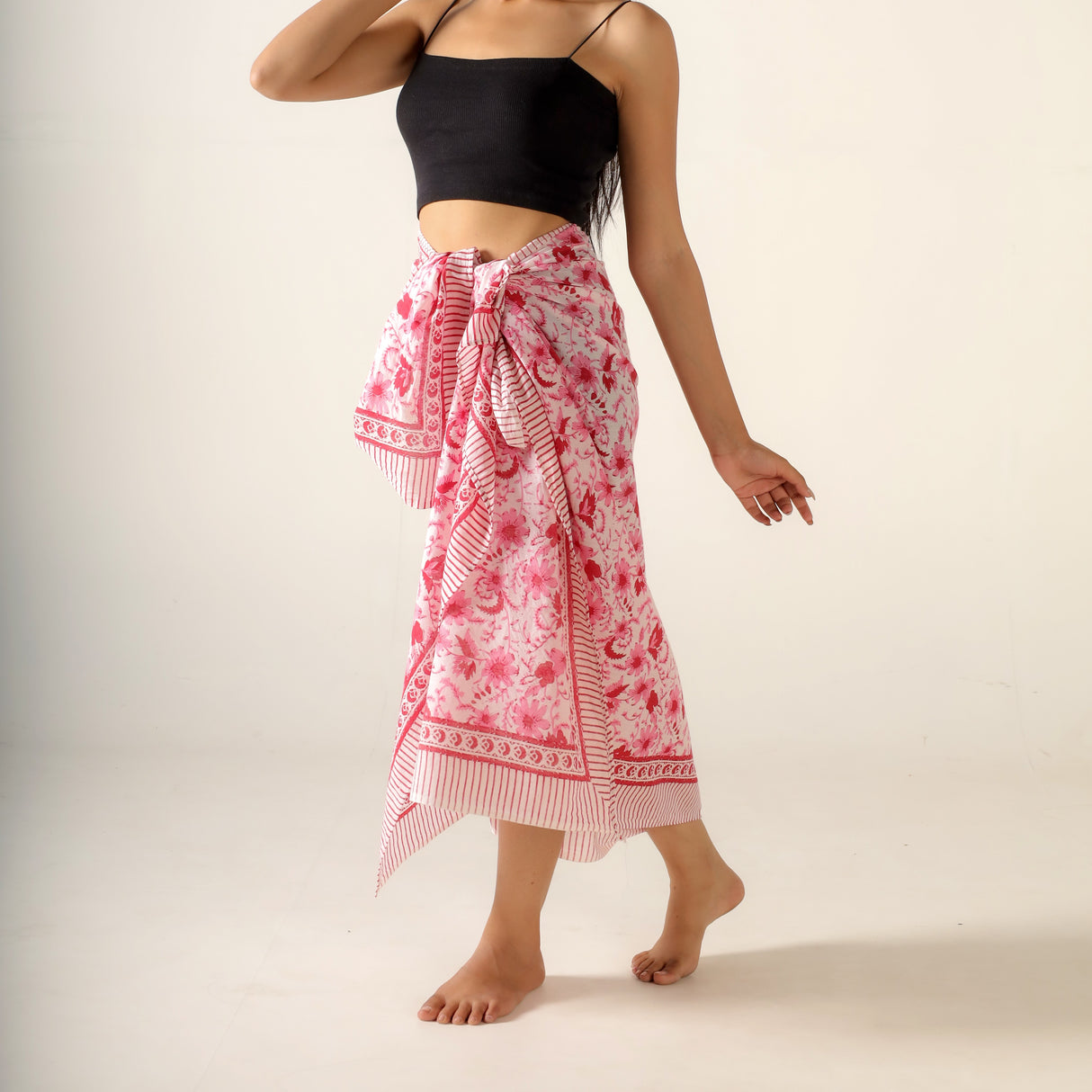 Sarong rosa Blumen Muster – dünnes Strandtuch aus Baumwolle im Boho Stil
