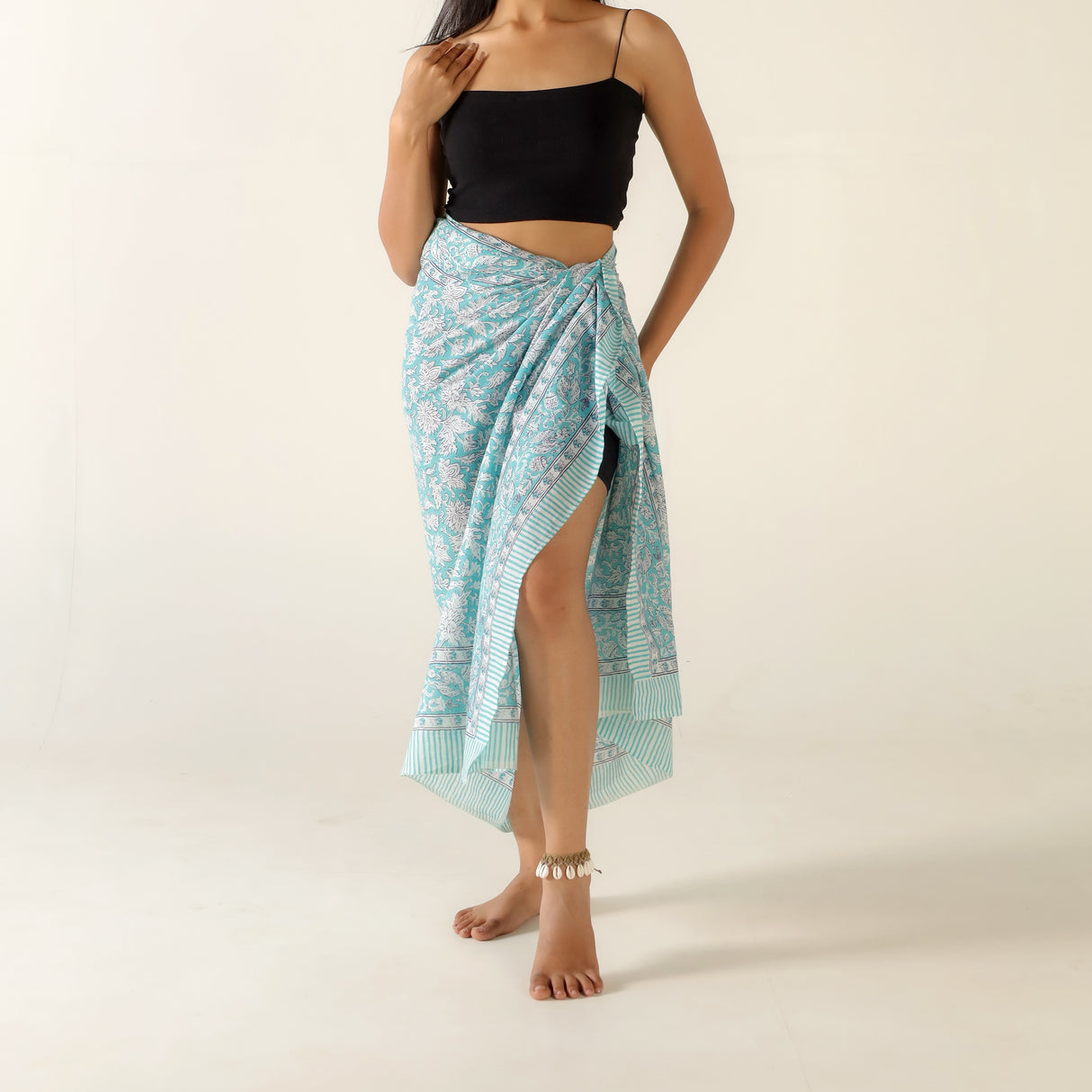 Sarong türkises Blumen Muster – dünnes Strandtuch aus Baumwolle im Boho Stil