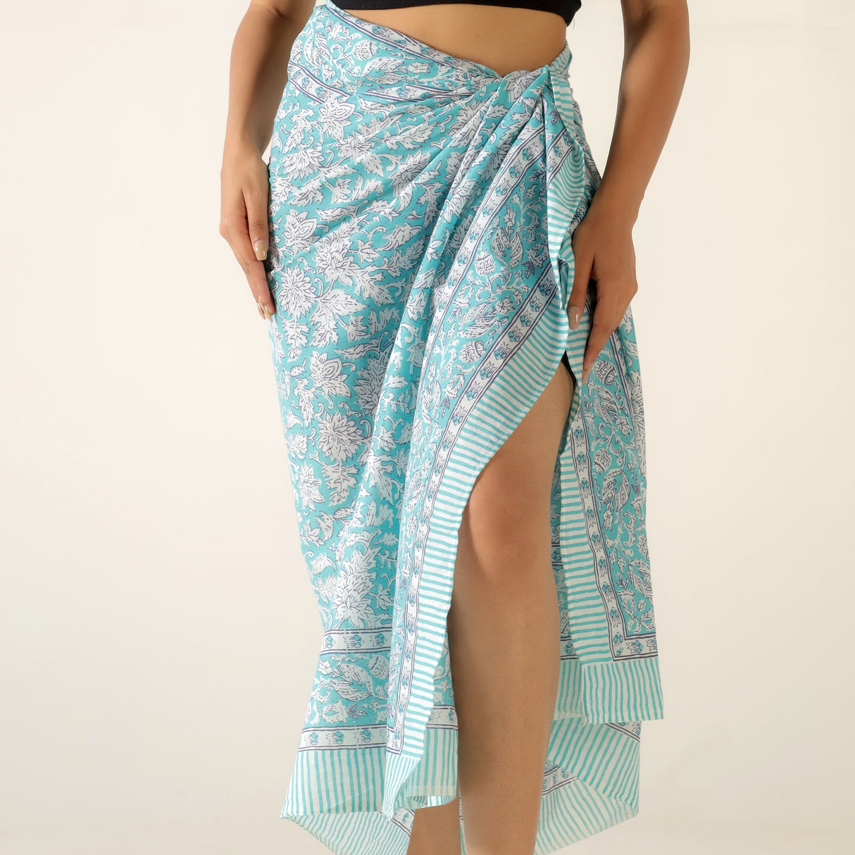 Sarong türkises Blumen Muster – dünnes Strandtuch aus Baumwolle im Boho Stil