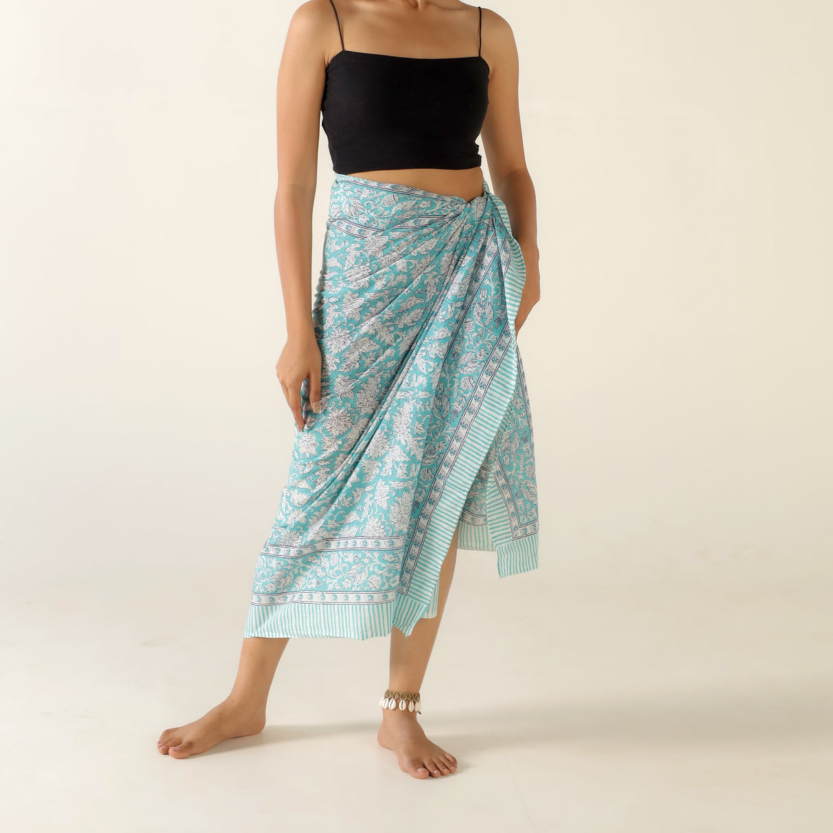 Sarong türkises Blumen Muster – dünnes Strandtuch aus Baumwolle im Boho Stil