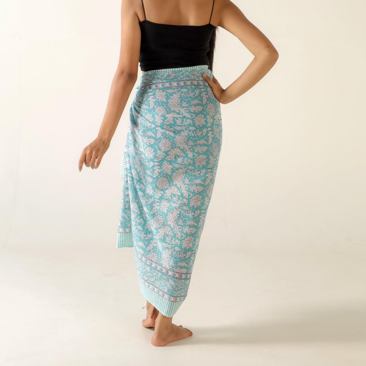 Sarong türkises Blumen Muster – dünnes Strandtuch aus Baumwolle im Boho Stil