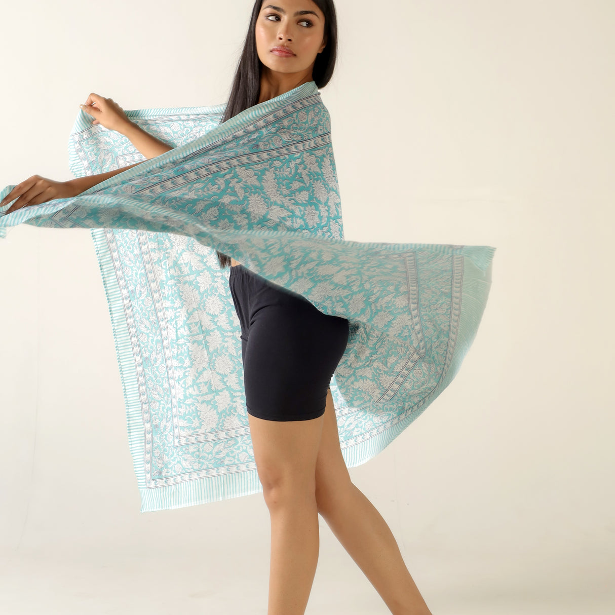 Sarong türkises Blumen Muster – dünnes Strandtuch aus Baumwolle im Boho Stil